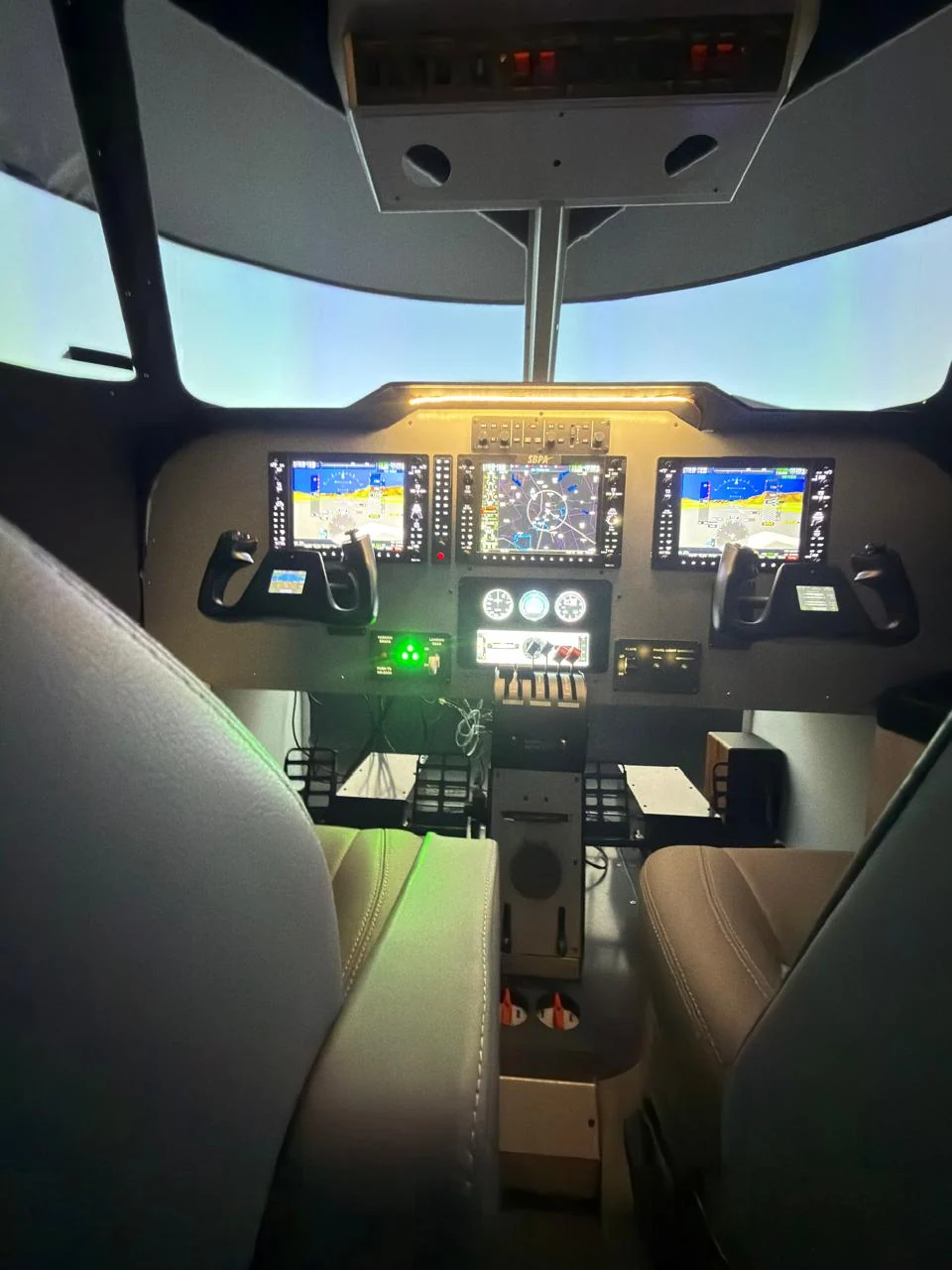 Painel e postos de pilotagem reais do simulador FELIX
