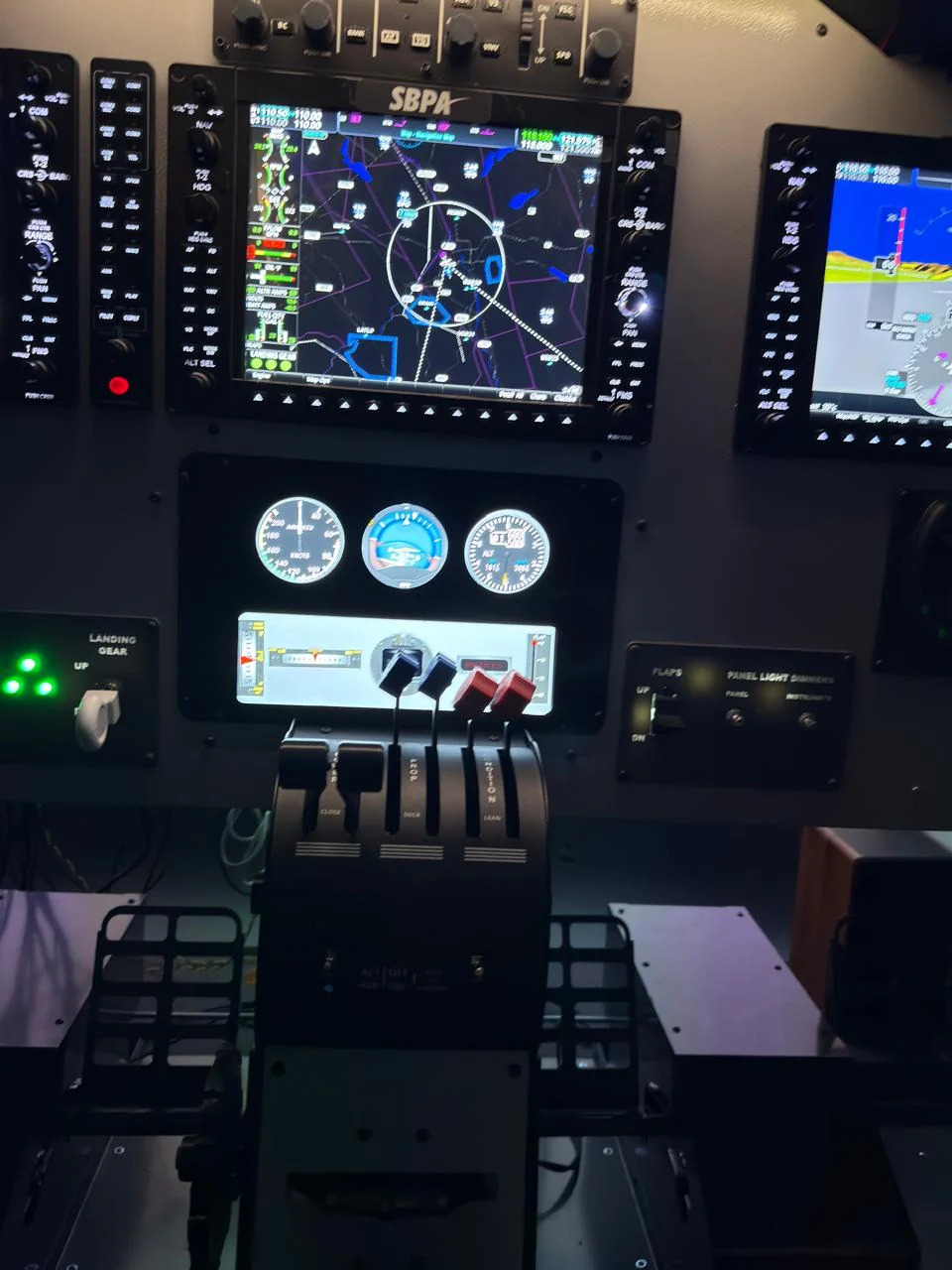 Painel real do simulador e instrumentos de navegação